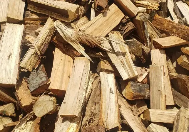Bûches de bois de chauffage soigneusement rangées