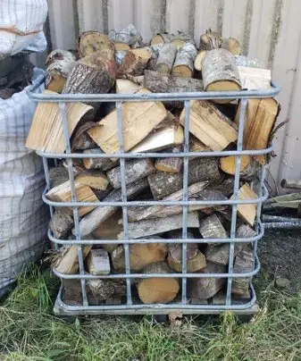remorque remplie de chutes de bois prête au chargement.
