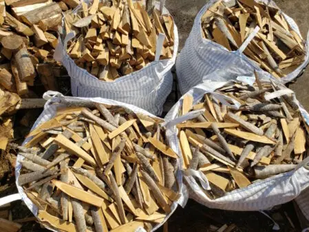 Un homme choisissant des morceaux de bois dans une caisse.