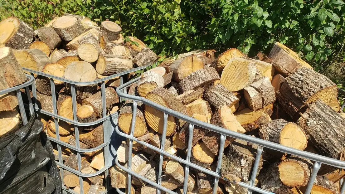 Tas de chutes de bois prêtes à être réutilisées